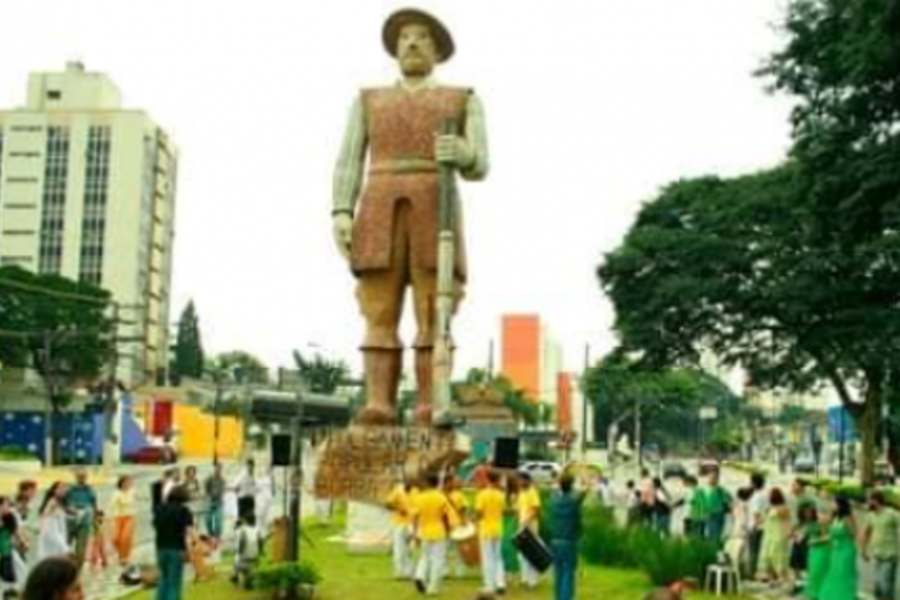 Foto da Estátua do bandeirante Borba Gato, em Santo Amaro, SP