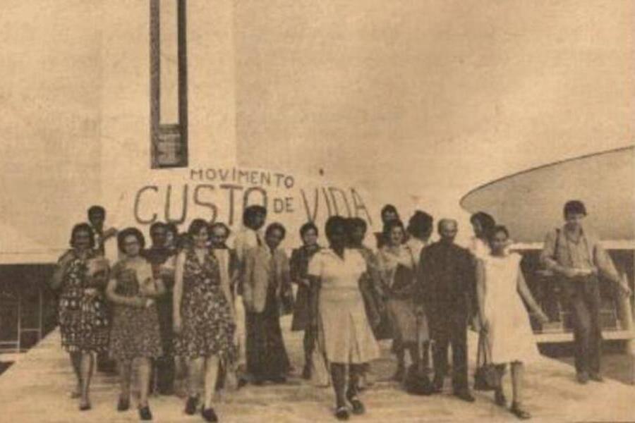 Foto de manifestantes do recém criado Movimento contra o Custo de Vida, em Brasília, década de 70