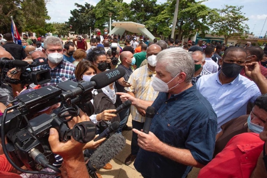 Foto do presidente da Cuba, Miguel Díaz-Canel, em meio aos protestos em Cuba