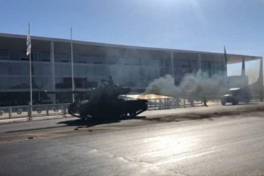 Foto de um tanque da Marinha soltando fumaça, durante desfile na Esplanada dos Ministérios, em Brasília