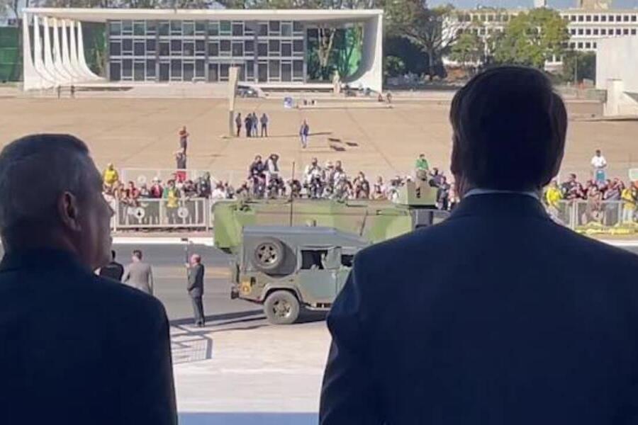 Foto em que o Presidente Jair Bolsonaro assiste ao desfile dos tanques na Esplanada dos Ministérios
