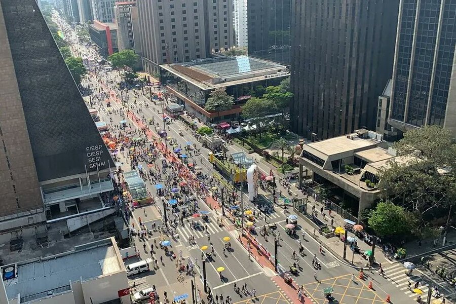 Foto da vista aérea e parcial do ato do MBL na Av. Paulista, dia 12 de setembro, com muito pouca gente