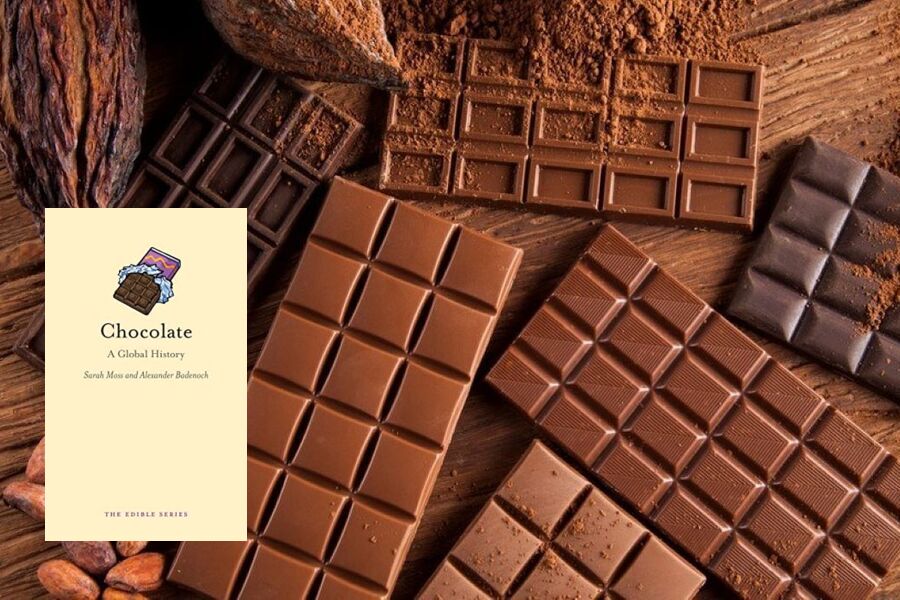 Foto do livro sobre Chocolate sobreposto em outra foto da barras de chocolate