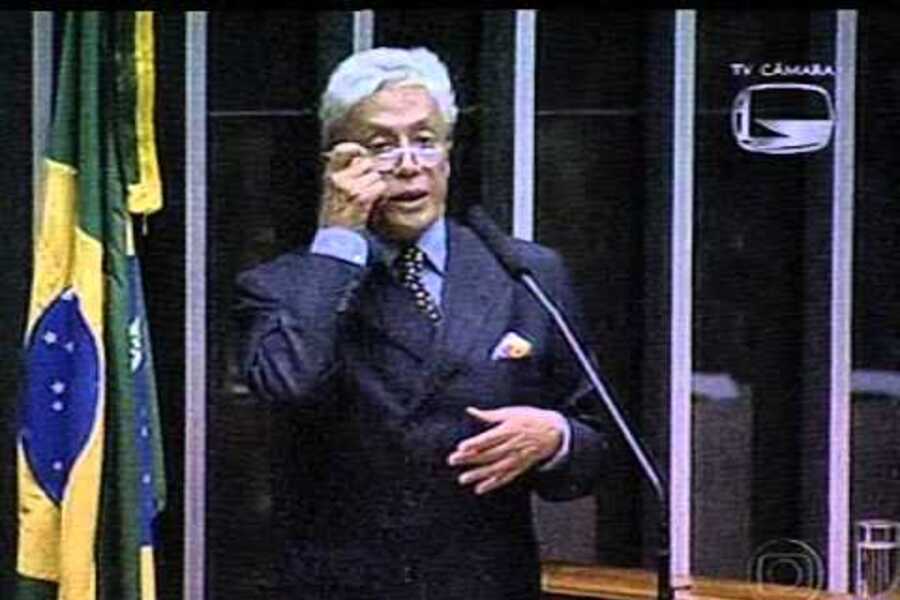 Foto do ex-deputado federal Clodovil Hernandes na tribuna da Câmara dos Deputados