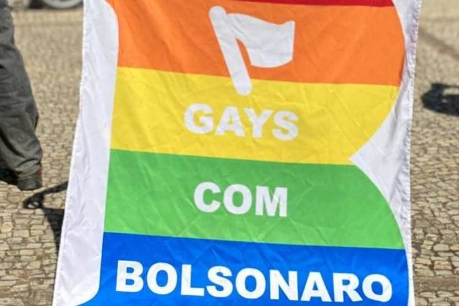 Bandeira com as cores do LGBTQIA+ com a inscrição "Gays com Bolsonaro"