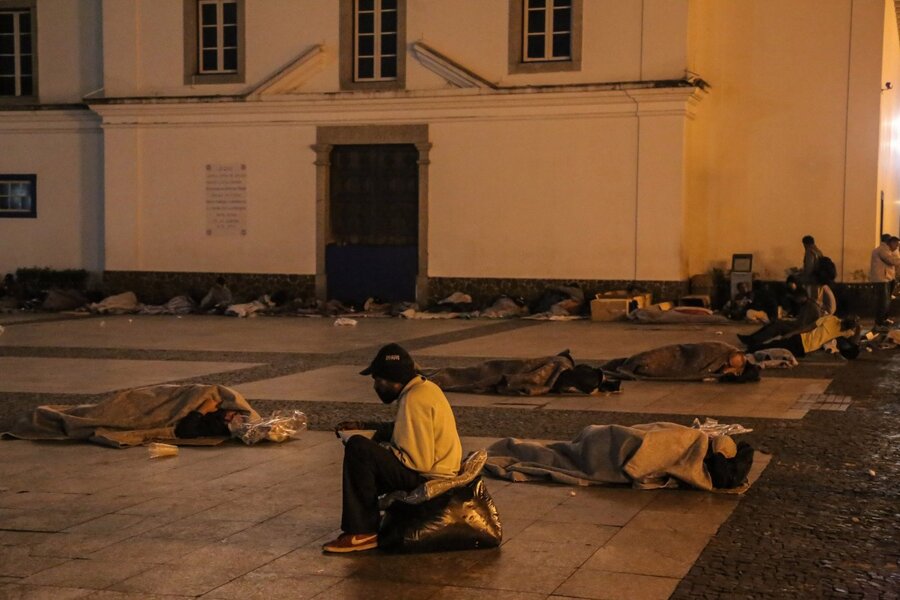 Um grupo de moradores de rua dormem no "Pátio do Colégio"