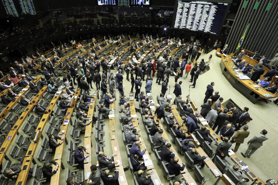 Foto da vista aérea da Câmara dos Deputados durante uma sessão