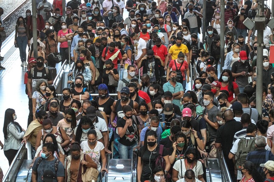 Foto impressionante de pessoas aglomeradas na Estação da Luz, em São Paulo. 