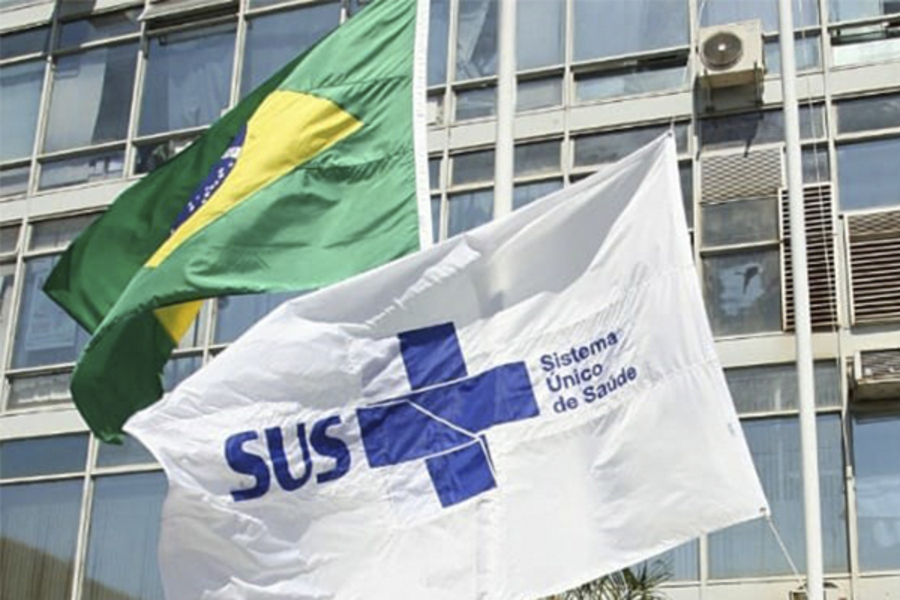 Foto da bandeira do SUS ao lado da bandeira do Brasil