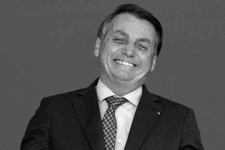 Foto em preto e branco de Bolsonaro rindo