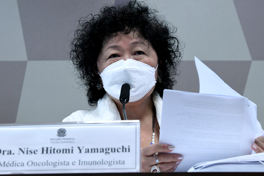 Foto da Dra. Yamagushi depondo na CPI da Covid