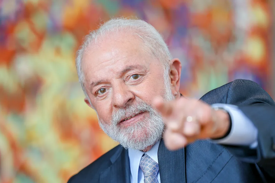 Presidente Lula olhando e apontado de frente para o leitor