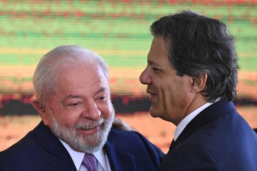 Foto do Presidente Lula com Ministro Haddad. 