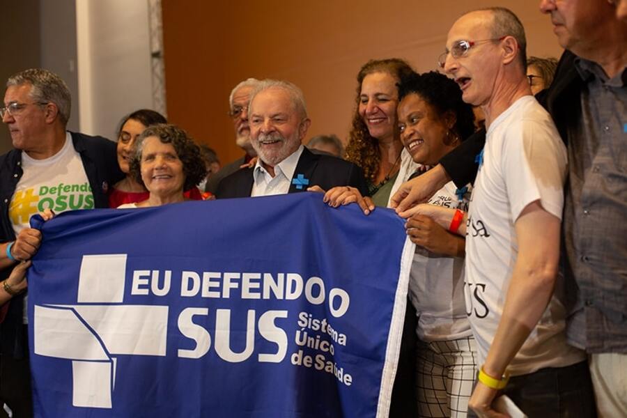 Lula e Padilha exibem a bandeira do SUS