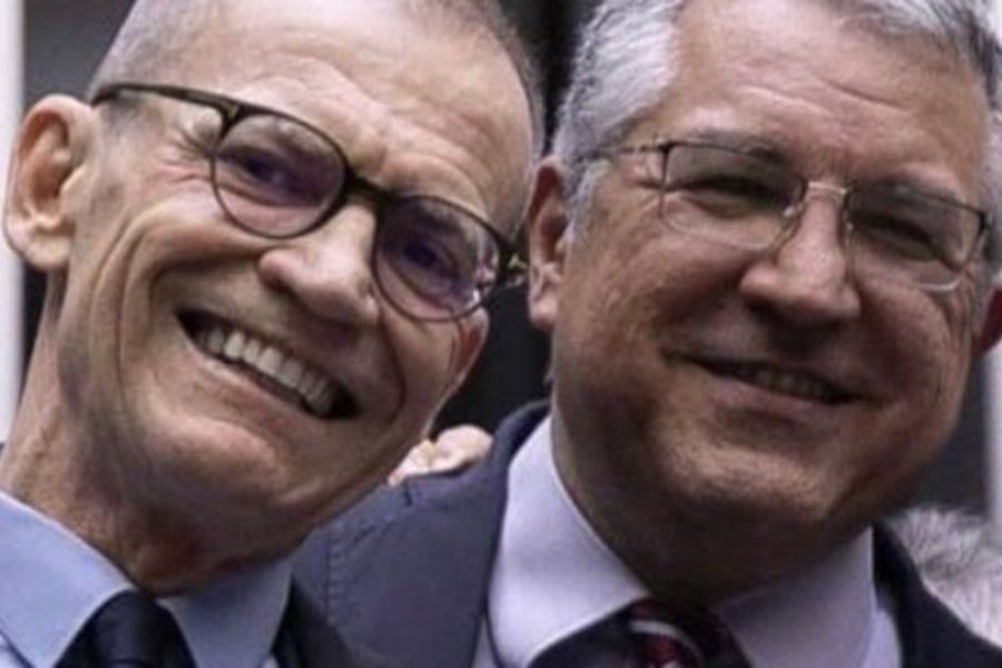 Senador Contarato e Deputado Alexandre Padilha em close sorriem, após aprovação do Piso Nacional da Enfermagem na Câmara dos Deputados