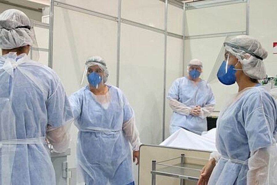 Foto de enfermeiras preparando-se para cirurgia