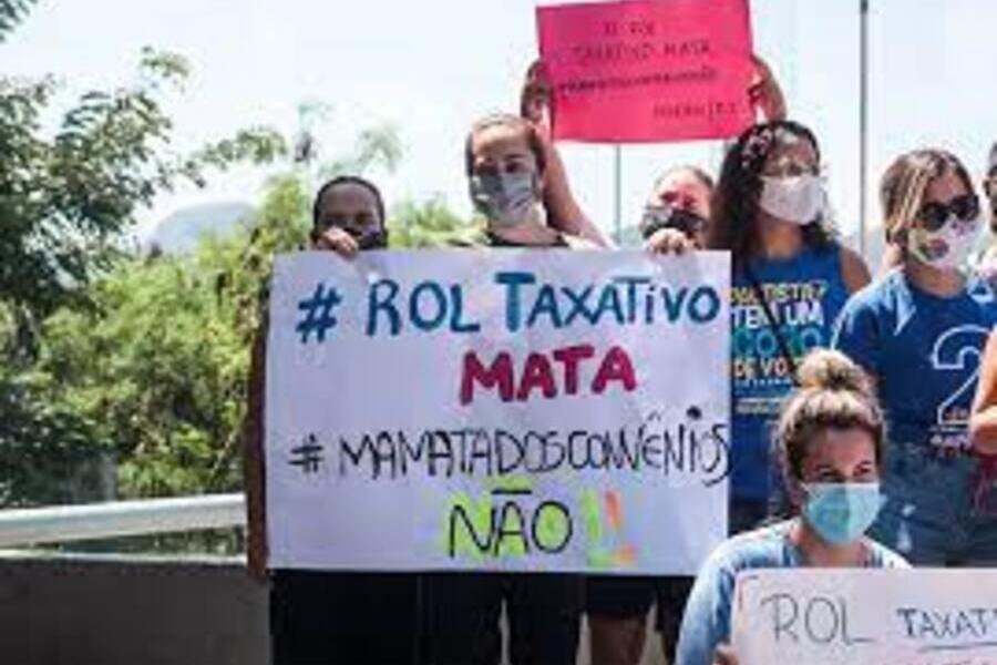 Pessoas fazem protesto contra o Rol Taxativo portando cartazes