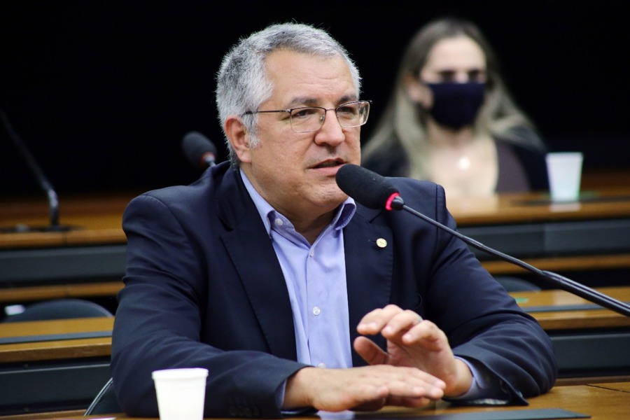 Foto do deputado Alexandre Padilha falando do plenário da Câmara Federal