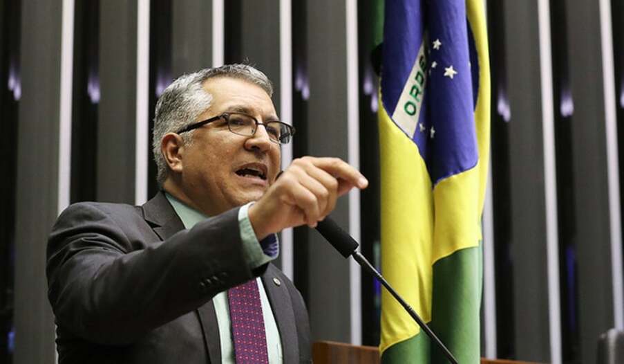 Deputado Federal Alexandre Padilha fala da tribuna da Câmara dos Deputados, em Brasília