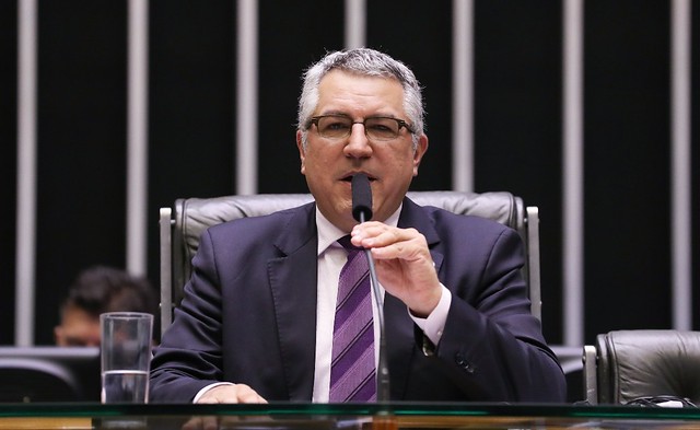 Foto do Deputado Alexandre Padilha falando ao microfone da mesa diretora da Câmara dos Deputados