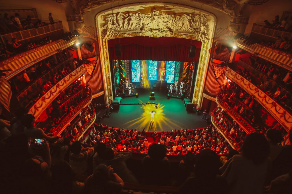 Vista de cima do teatro municipal do show AmarElo de Emicida em 2019