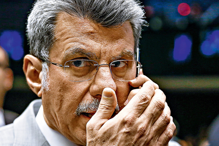Foto em close do ex-senador Romero Jucá ao telefone celular