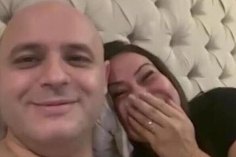Foto de um vídeo divulgado por Rossieli Soares em que aparece ele e sua mulher na cama sorrindo envergonhados. Em sua fala, Rossieli faz uma homenagem ao Dia da Mulher