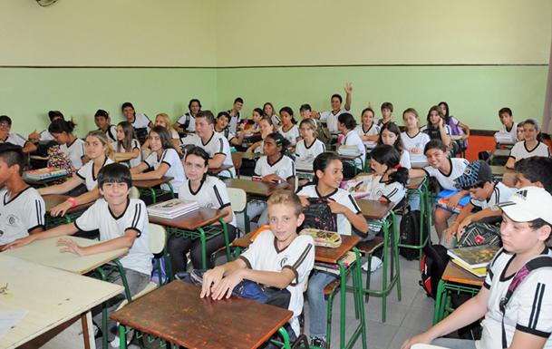 Imagem de sala de aula superlotada de crianças no ensino fundamental II