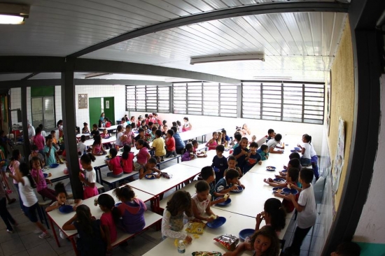 foto panorâmica do interior de uma escola na hora do lanche