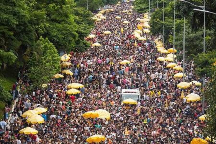 Foto aérea e parcial do Carnaval de Rua realizado em São Paulo, em 2020