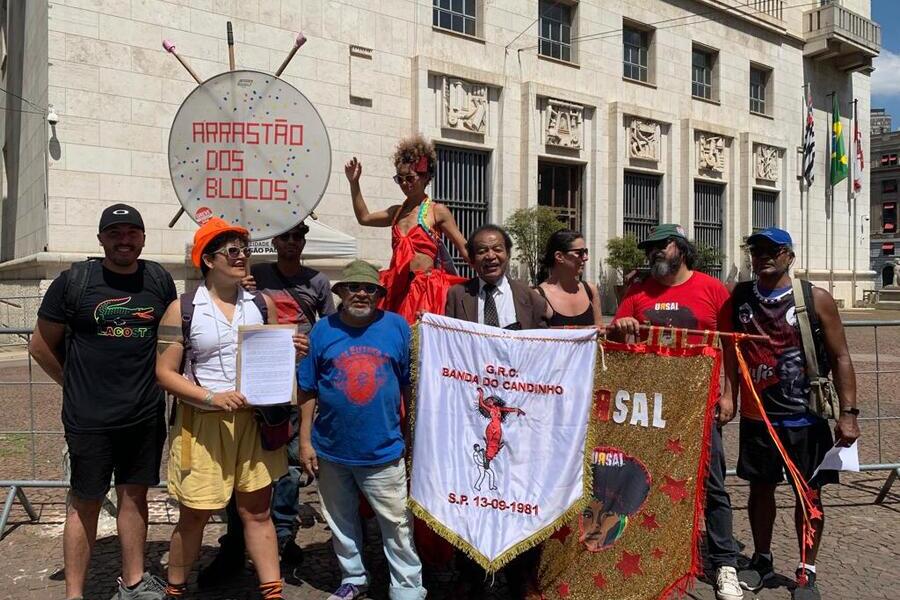 Grupo de foliões e organizadores de blocos de carnaval de rua em frente a Prefeitura de São Paulo, após entregarem Carta Manifesto