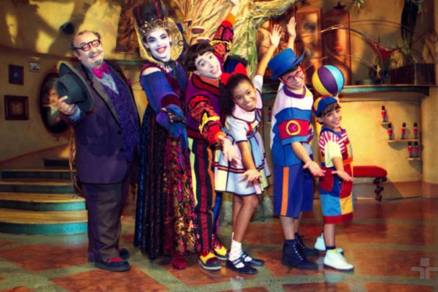 Foto com os personagens principais do Castelo Rá-Tim-Bum: Tio Victor, Morgana, Nino, Biba, Pedrinho e Zequinha