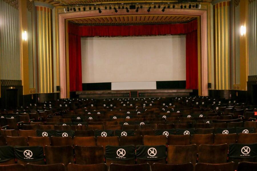 Foto do interior de uma sala de cinema vazia