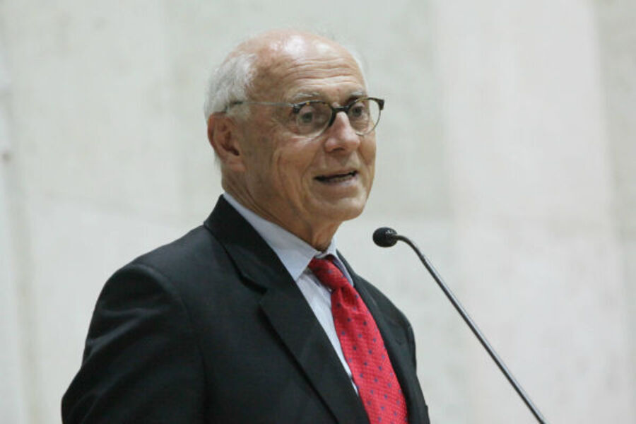 Foto do veredor Eduardo Suplicy falando no plenário da Câmara Municipal de São Paulo