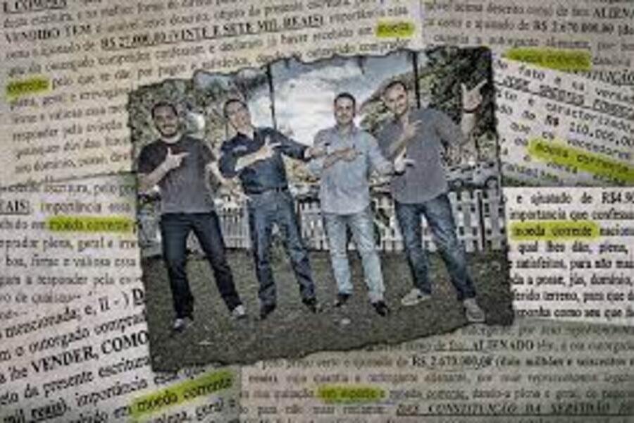 Foto da família Bolsonaro fazendo "arminha" com a mão sobre montagem de fotos de recortes de jornais, documentos, outros impressos