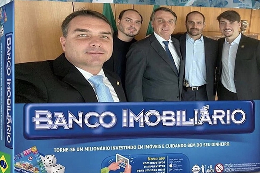 Foto montagem da caixa do jogo "Banco Imobiliário" em que está estampada uma foto dos integrantes da família Bolsonaro