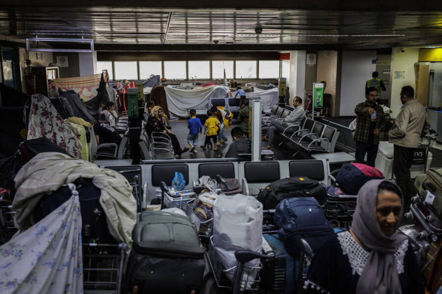 Foto de famílias afegãs acampadas nas dependências do aeroporto internacional de São Paulo, em Guarulhos.