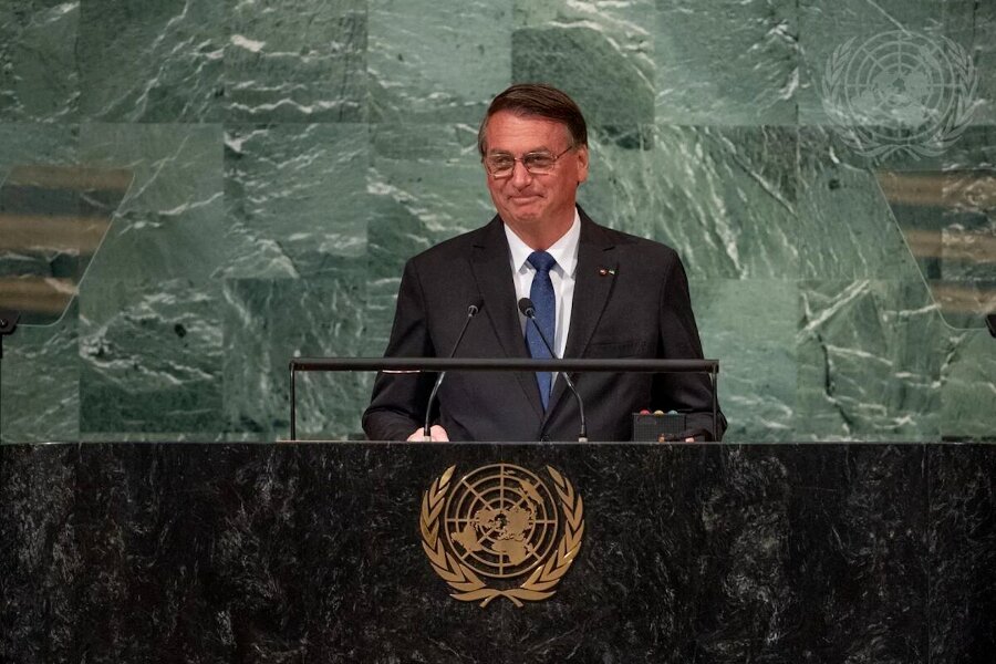 Foto de Bolsonaro falando na tribuna da ONU