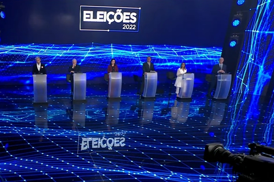 Vista do cenário com os candidatos à presidente da República, durante o debate na Band, dia 28 de agosto de 2022