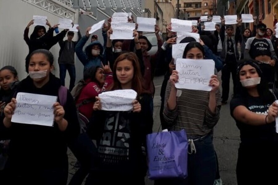 Alunos da Escola Estadual Albino César mostram ao fotógrafo seus cartazes escritos à mão dizendo que "lutarão sempre" contra o PEI