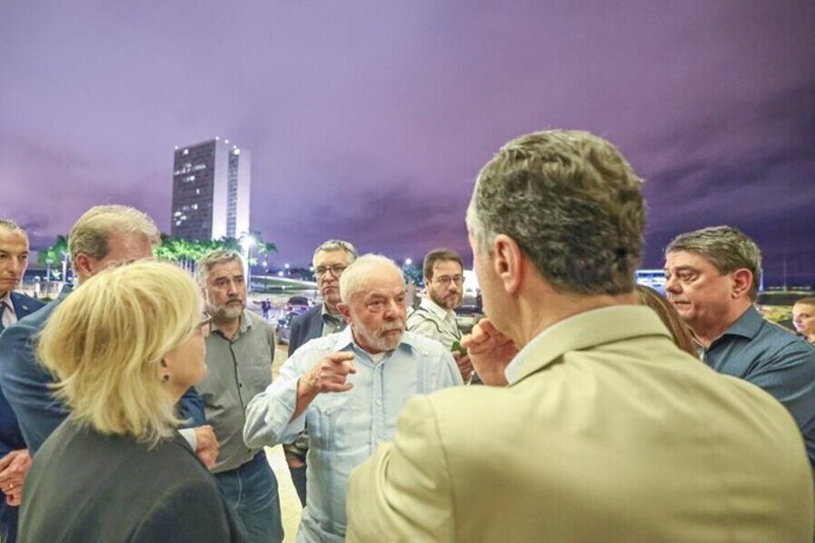 Lula passa instruções a membros do governo sobre o que pretende fazer após a invasão