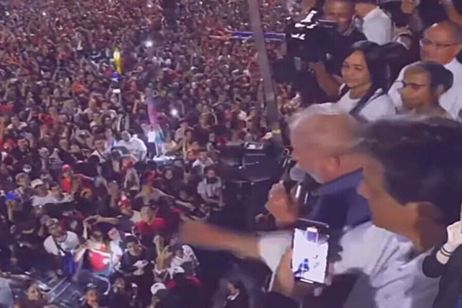 Lula fala ao microfone em cima do caminhão de som nas comemorações ocorridas pós-eleições na Av. Paulista