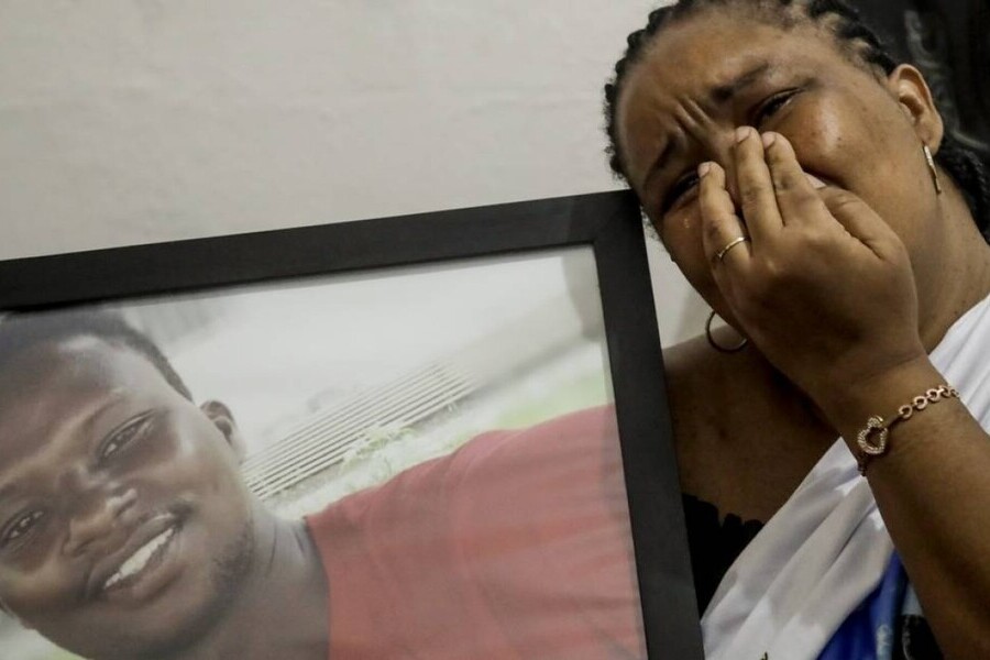 A mãe de Moise Kabagambe chora ao ver a foto do seu filho na TV