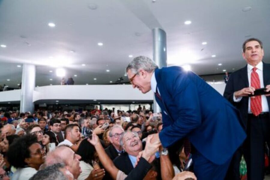 Ministro Alexandre Padilha cumprimenta apoiadores e admiradores após a sua posse