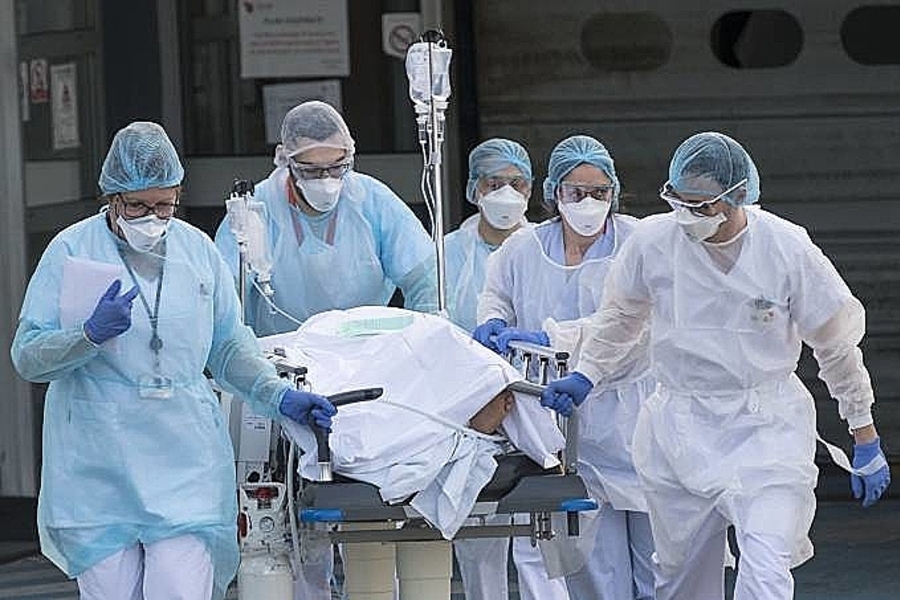 Enfermeiros atendem paciente de Covid na maca