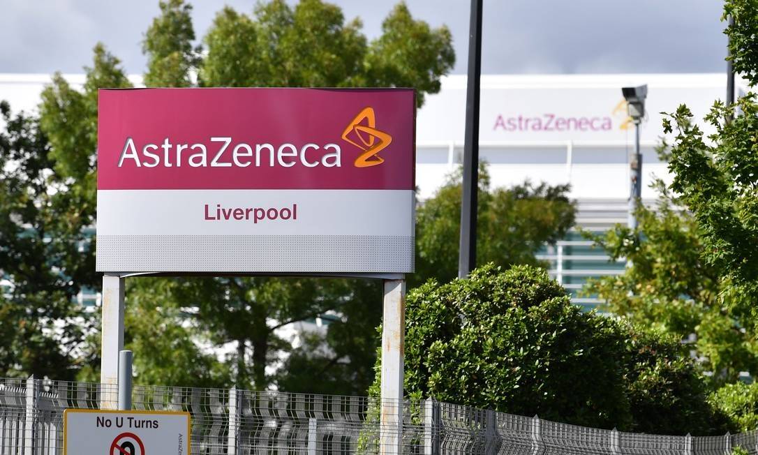 Foto do outdoor indicando laboratória da Astrazeneca em Liverpool, Inglaterra