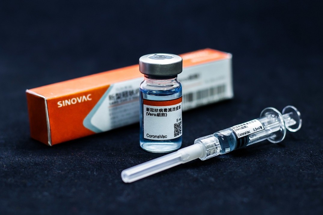 foto da caixinha de ampolas da vacina chinesa Sinovac
