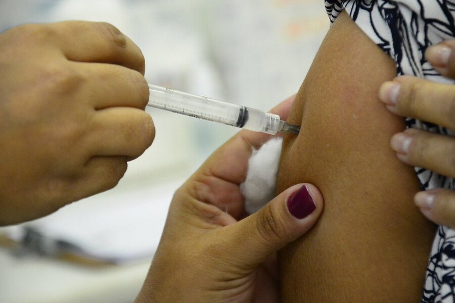 Foto de enfermeira aplicando a vacina contra Covid-19