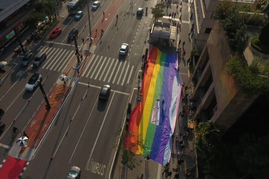 Enorme bandeira LGBTQI+ estendida na Av. Paulista