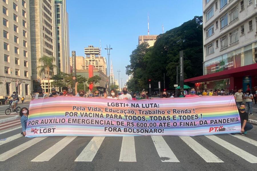 Enorme bandeira LGBTQI+ estendida na Av. Paulista